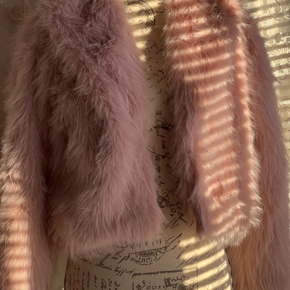 Pink faux fur cropped coat. - Picture 5 of 10